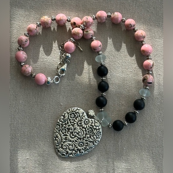 20-1/2 inch Pink Shell Turquoise and Onyx bead Necklace NWOT - Picture 2 of 13